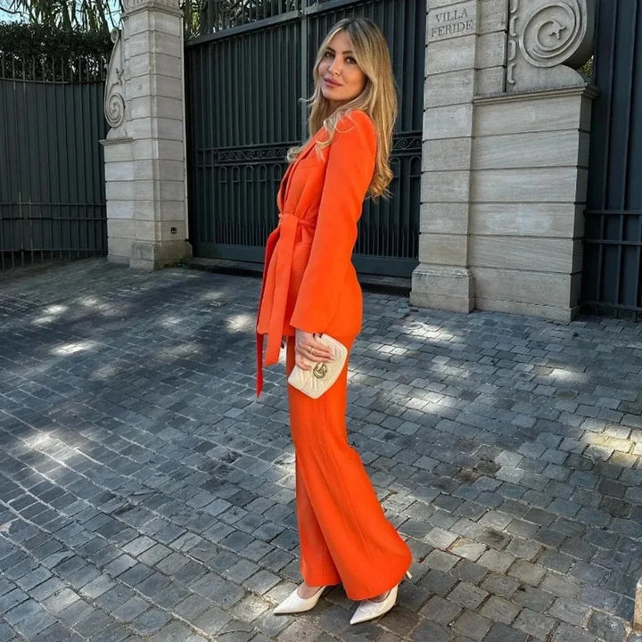Claudia® | Dame To-delt Sæt – Tidløs Elegance og Moderne Styrke